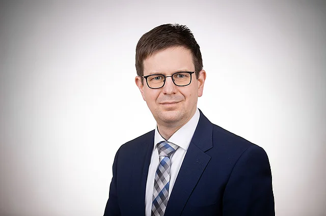 Silvan Schubmehl in dunklem Anzug und mit Brille