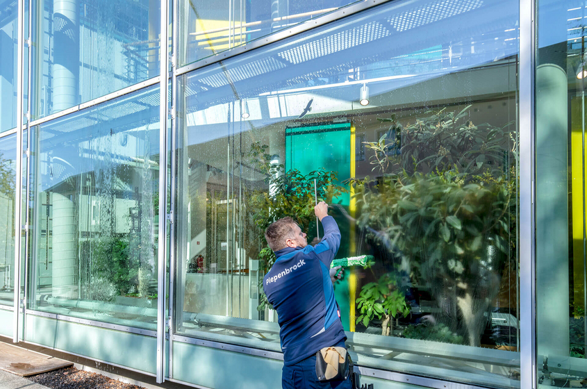 Fensterreinigung von Piepenbrock durch einen Mitarbeiter 