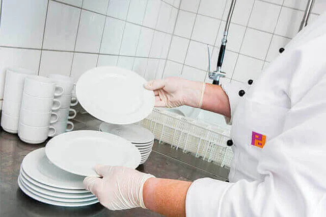 Piepenbrock Mitarbeiter führt Spüldienst durch