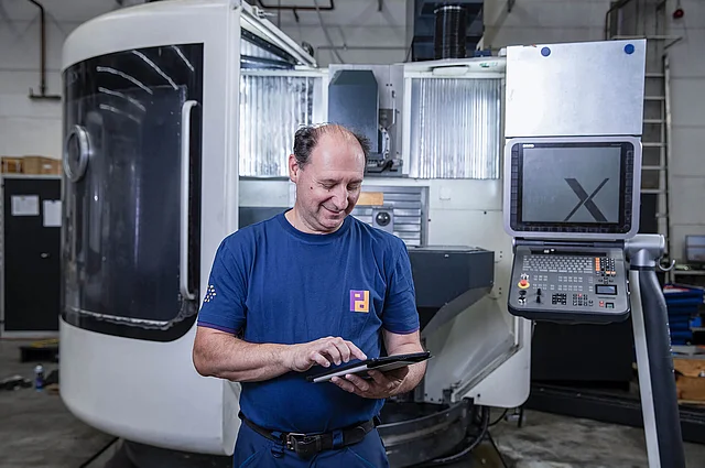 Mitarbeiter der Instandhaltung führt predictive maintenance durch