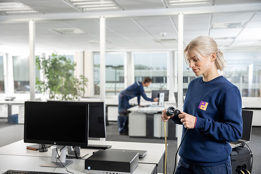 Prüfservice Piepenbrock Mitarbeiter führen Prüfservice aus