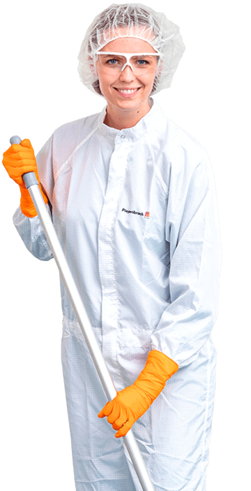 Piepenbrock Mitarbeiterin der Reinraumreinigung mit Schutzkleidung