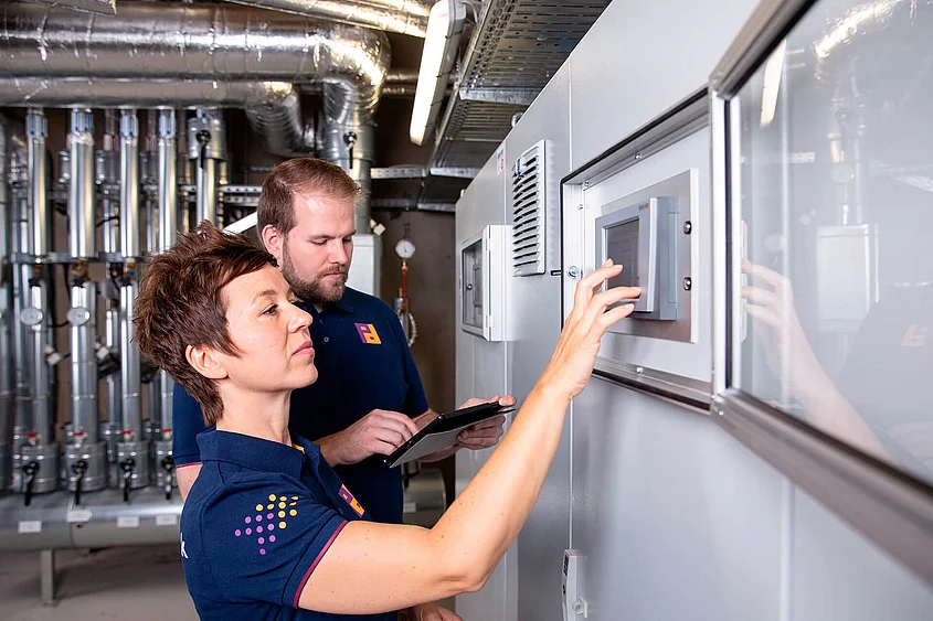 Unser Piepenbrock Energiemanagement Piepenbrock Mitarbeiter kontrollieren das Energiemanagement