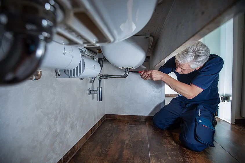 Technisches Gebäudemanagement Piepenbrock Mitarbeiter des Technischen Gebäudemanagement im Badezimmer