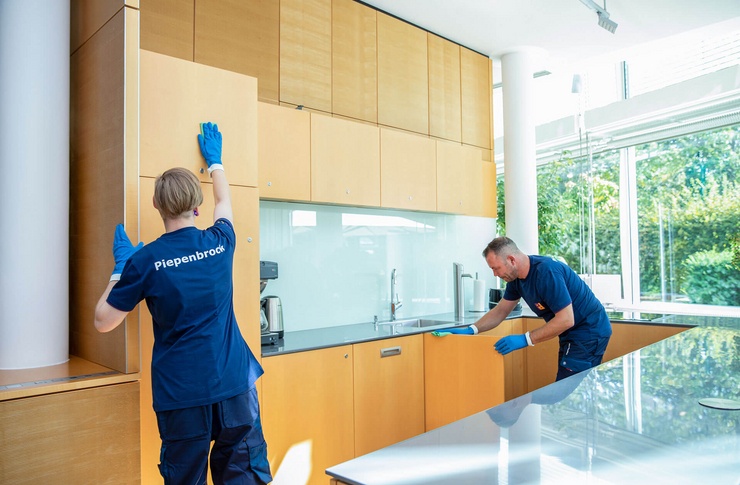 Piepenbrock Mitarbeiter führen Unterhaltsreinigung aus  