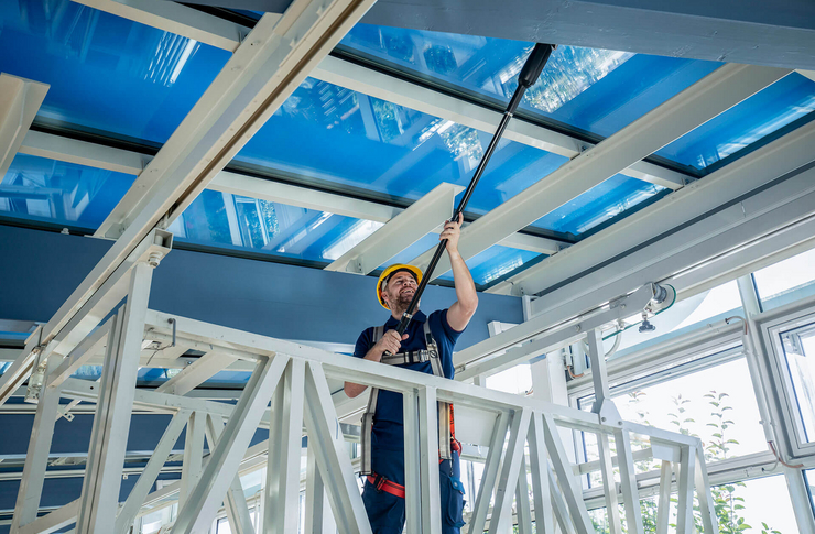 Piepenbrock Mitarbeiter führt Glasreinigung durch