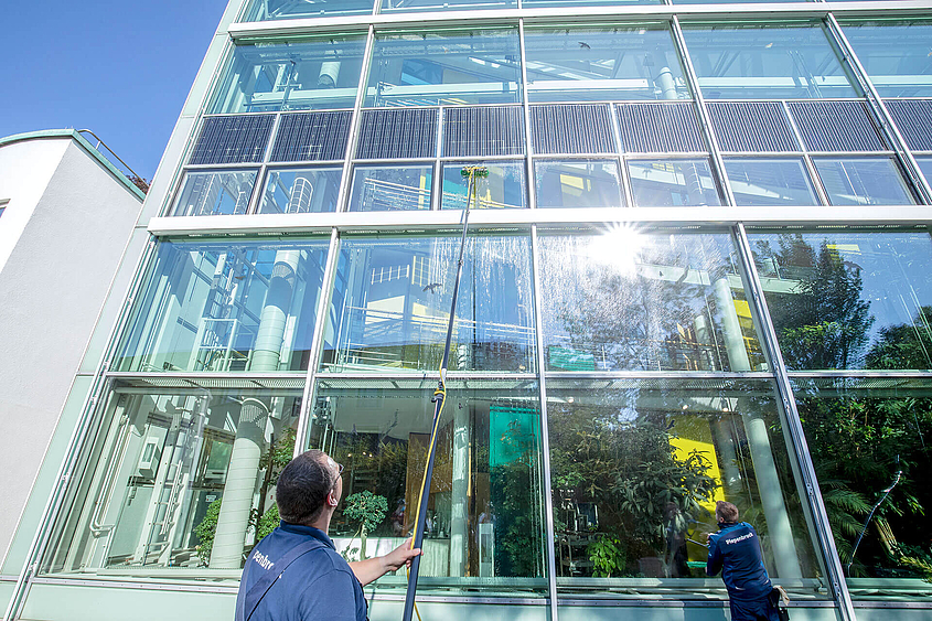 Piepenbrock Glasreinigung Piepenbrock Mitarbeiter führen Glasreinigung durch