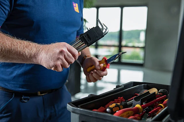 Piepenbrock Mitarbeiter des Hausmeisterservice packt seinen Werkzeugkoffer