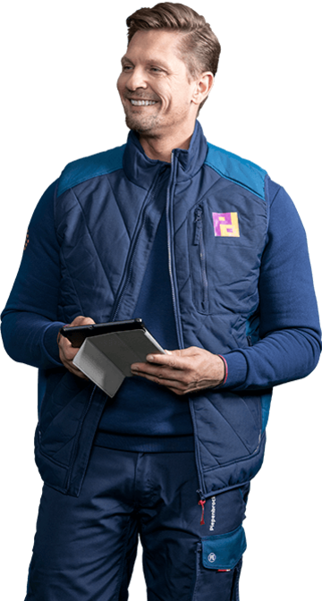 Prüfservice Piepenbrock Piepenbrock Pürfservice Mitarbeiter mit Tablet