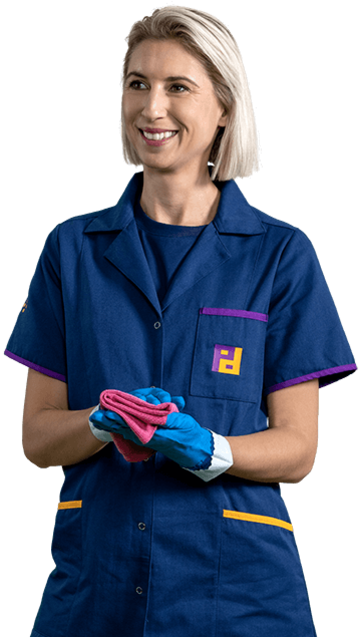 Mitarbeiterin der Piepenbrock Gebäudereinigung im Dienstkleidung