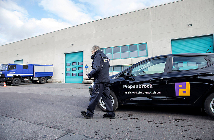 Mitarbeiter führt Revierdienst auf dem Gelände eines Kunden durch