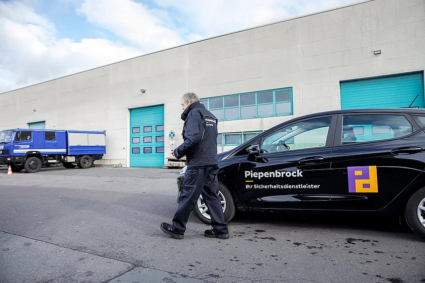 Piepenbrock Streifen- und Revierdienst Mitarbeiter führt Revierdienst auf dem Gelände eines Kunden durch