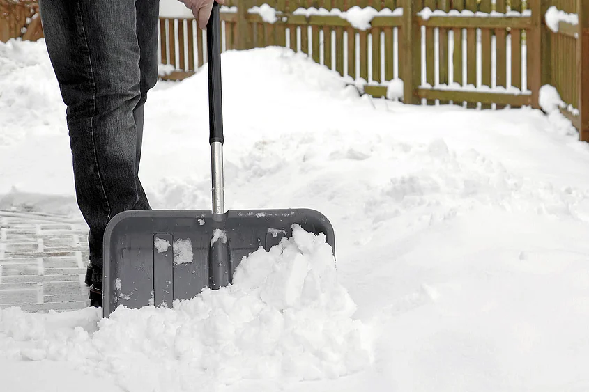 Winterdienst mit Piepenbrock Piepenbrock Mitarbeiter des Winterdienstes räumen Gehwege frei