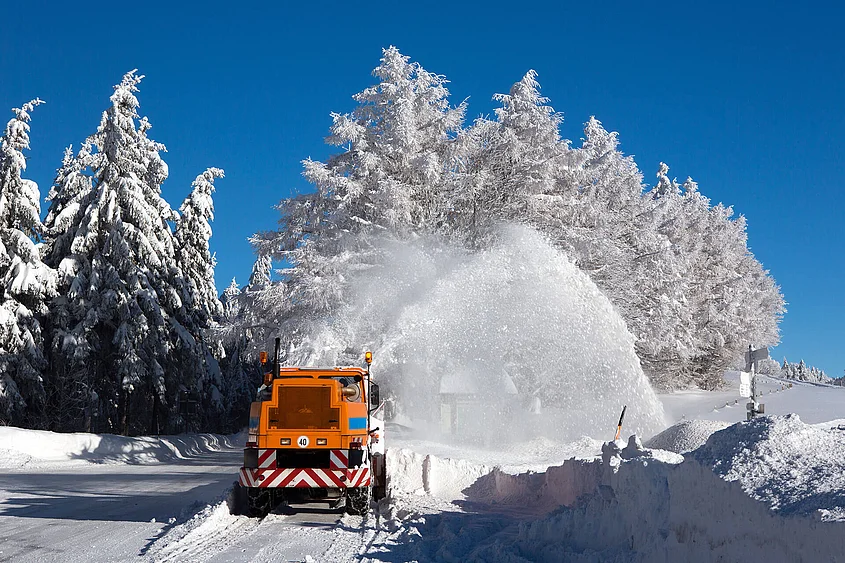 Piepenbrock Winterdienst Räumfahrzeug des Piepenbrock Winterdienst befreit Gehwege und Straße