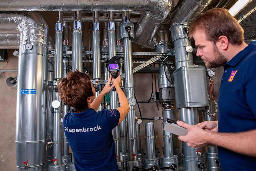 Piepenbrock Energieaudit Piepenbrock Mitarbeiter führen ein Energieaudit durch