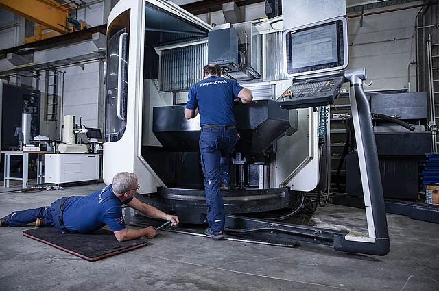 Mitarbeiter des Piepenbrock Industrieservice an einer Maschine