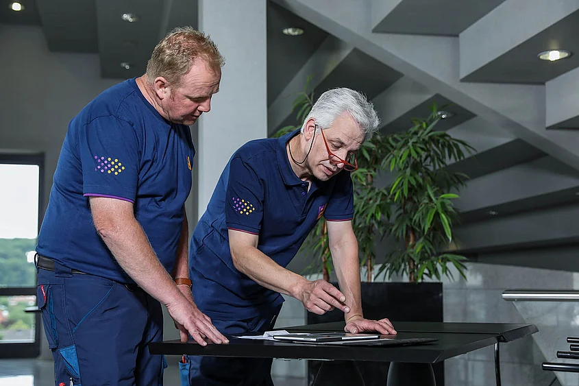 Facility Management Piepenbrock Mitarbeiter aus dem Facility Management beraten sich