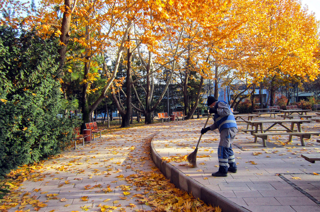 Piepenbrock Mitarbeiter bei der herbstlichen Außenreinigung