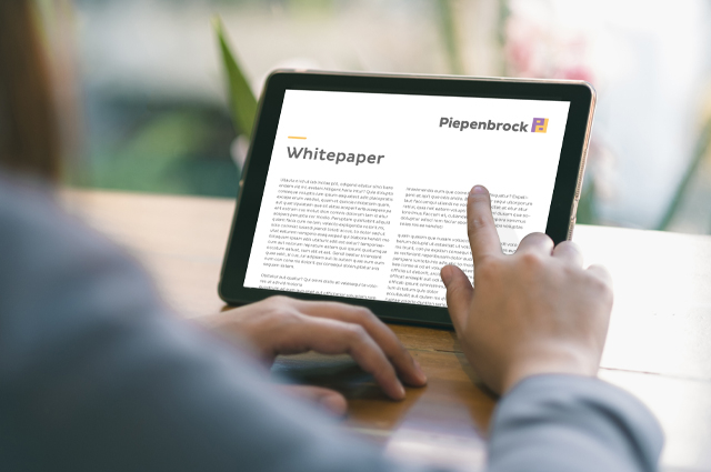 Person scrollt auf einem Tablet, auf dem ein Whitepaper angezeigt wird