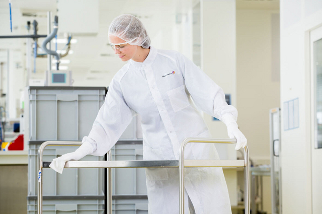 Piepenbrock Mitarbeiterin der Reinraumreinigung mit Schutzkleidung
