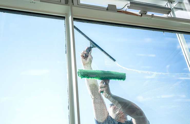Glas- und Gebäudereinigung durch einen Piepenbrock Mitarbeiter