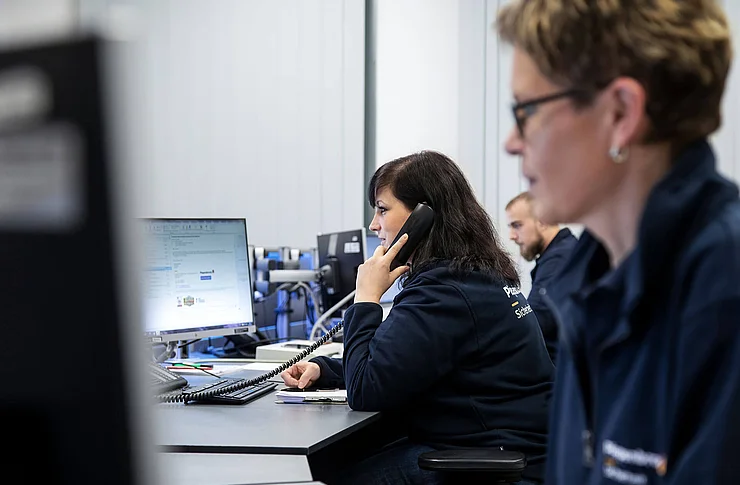 Mitarbeiter der Piepenbrock Sicherheit in einer Zentrale 