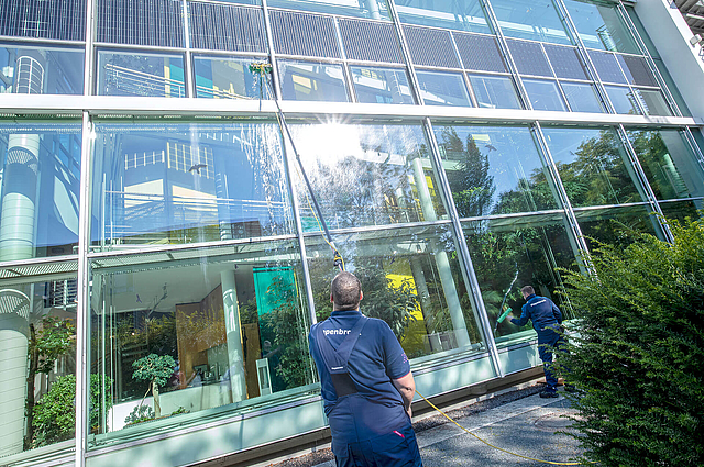 Team der Piepenbrock Fensterreinigung säubert Glasfront