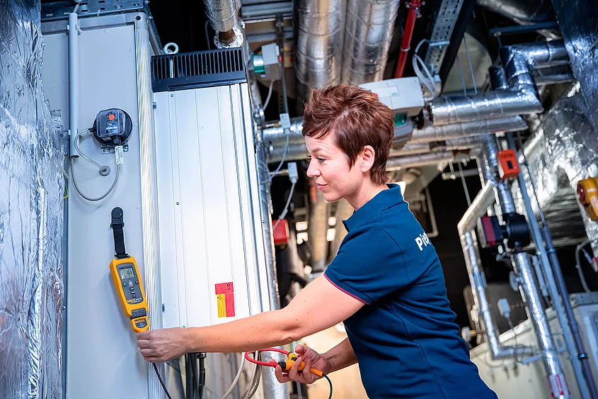 Piepenbrock Energiemanagement Piepenbrock Mitarbeiter führt Energiemanagement durch.
