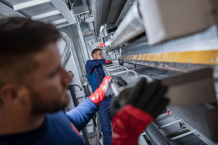 Piepenbrock Industrieservice Piepenbrock Industrieservice montiert eine Maschine