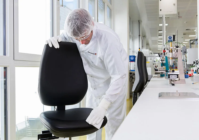 Piepenbrock Reinraumreinigung Piepenbrock Mitarbeiter der Reinraumreinigung mit Schutzkleidung
