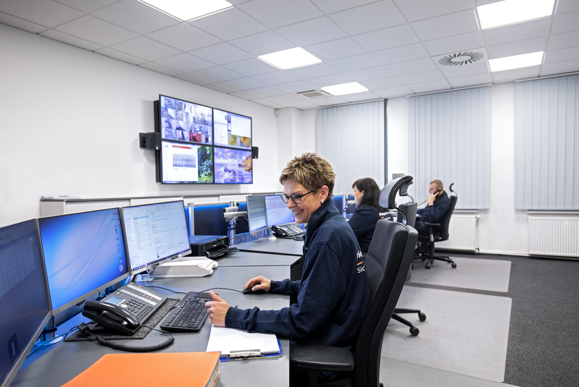 Sicherheitspersonal arbeitet an Computern in einer Leitstelle
