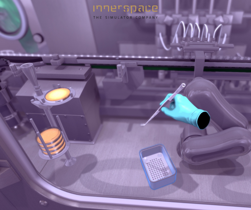 Virtual-Reality-Simulation im Reinraum mit Handschuh und Pipette an einer sterilen Produktionsanlage