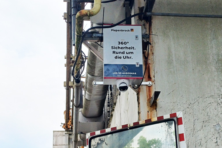 Kompakte Piepenbrock Videoüberwachungsbox mit Kamera an einer Industrieanlage montiert