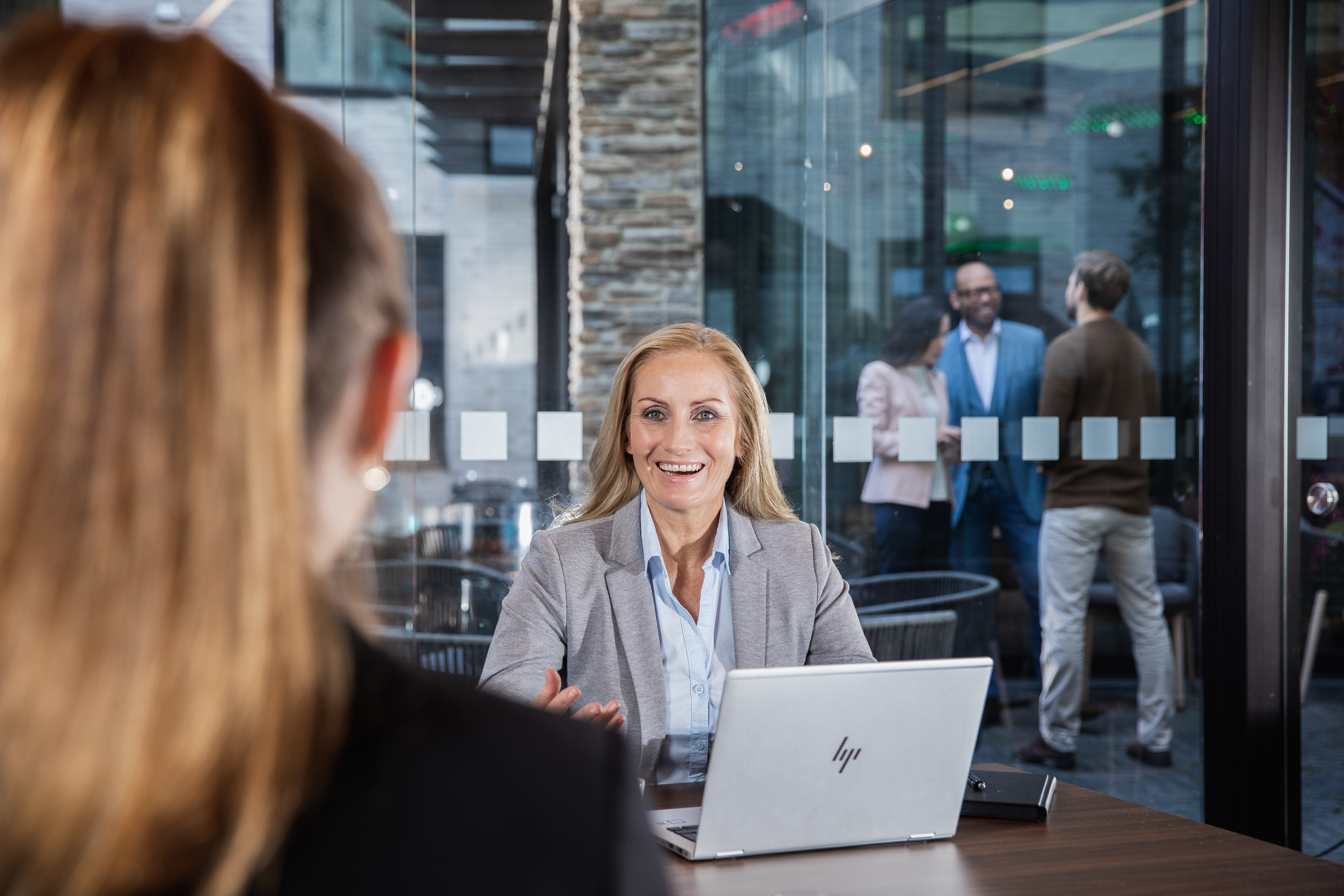 Definition von Gewaehrleistungsmanagement Piepenbrock-Mitarbeiterin im Kundengespräch